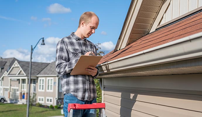 Expertise inspecting damaged roof